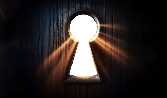 Puerta de madera con ojo de cerradura a través del cual se ve un fondo marino