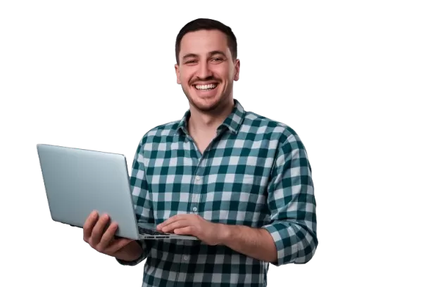 Diseñador web con un portatil, feliz en fondo de muebles antiguos